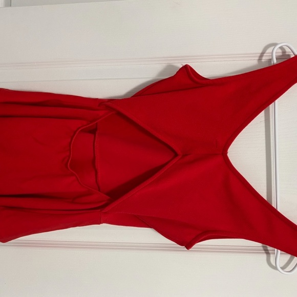 Red tank top with open back - Picture 3 of 3